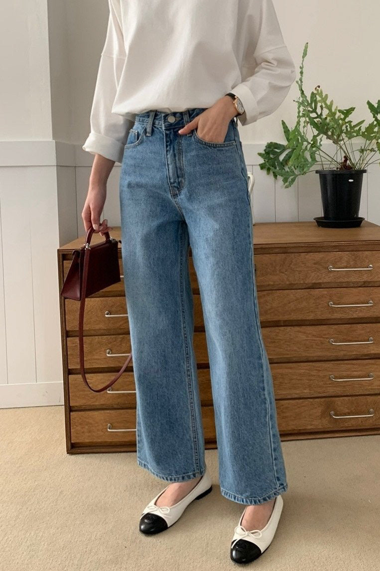 Urban Classic Straight-Cut Jeans