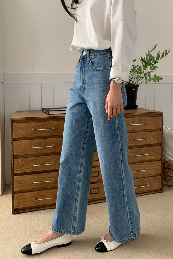 Urban Classic Straight-Cut Jeans