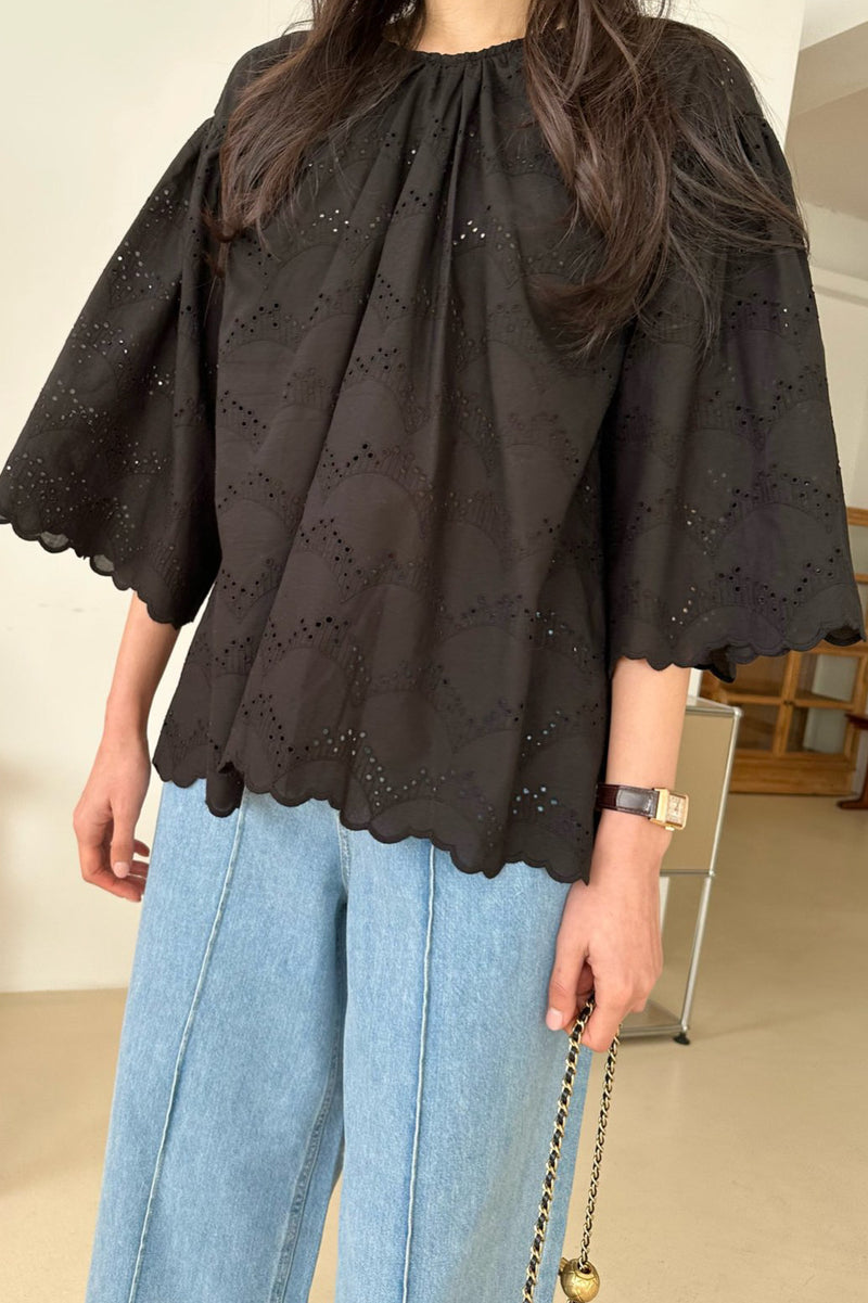 Scallop Lace Blouse (two-way)